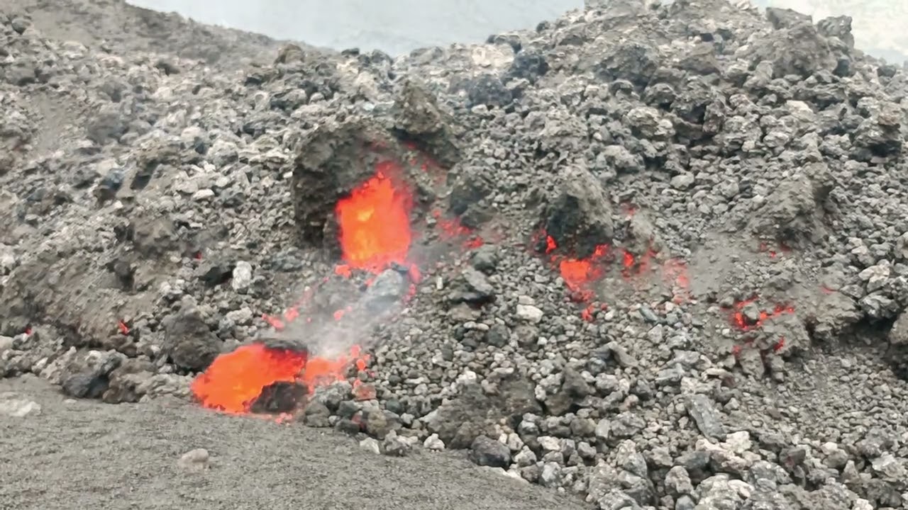 Colata Lavica Etna 4 gennaio 2026 su Valle del Bove