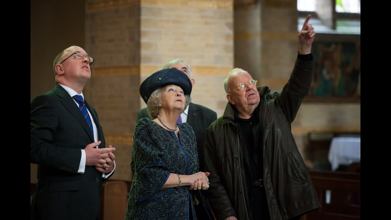 Prinses Beatrix onder de indruk van Haarlemse Bavo-kathedraal