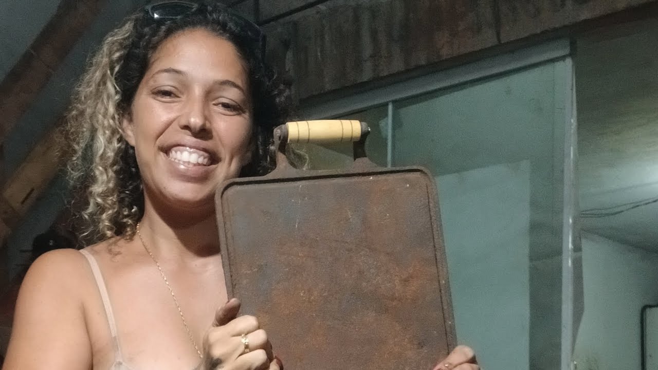 Colocando alça de madeira em chapa de ferro fundido 