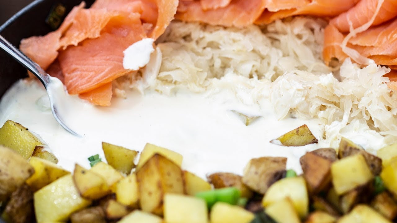 Bratkartoffeln mit Räucherlachs und Sauerkraut | Kitchen Kiosk | FOODBOOM