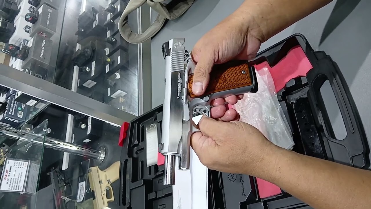Unboxing American Classic Commander 1911