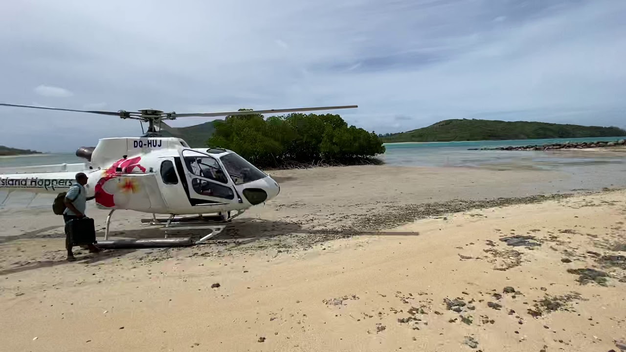Ein Hubschrauber l&auml;sst einen Kunden fallen und verl&auml;sst die Insel.