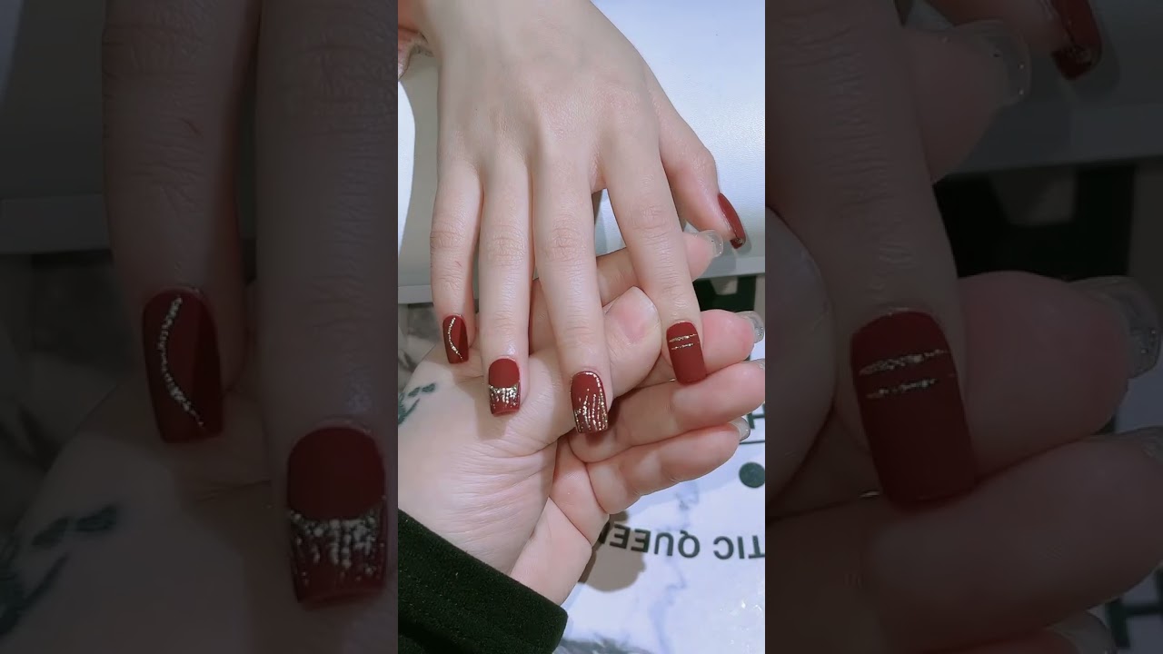 Nail Art !! 💅🏻❤️‍🔥 Burgundy nails with gold glitter details! 