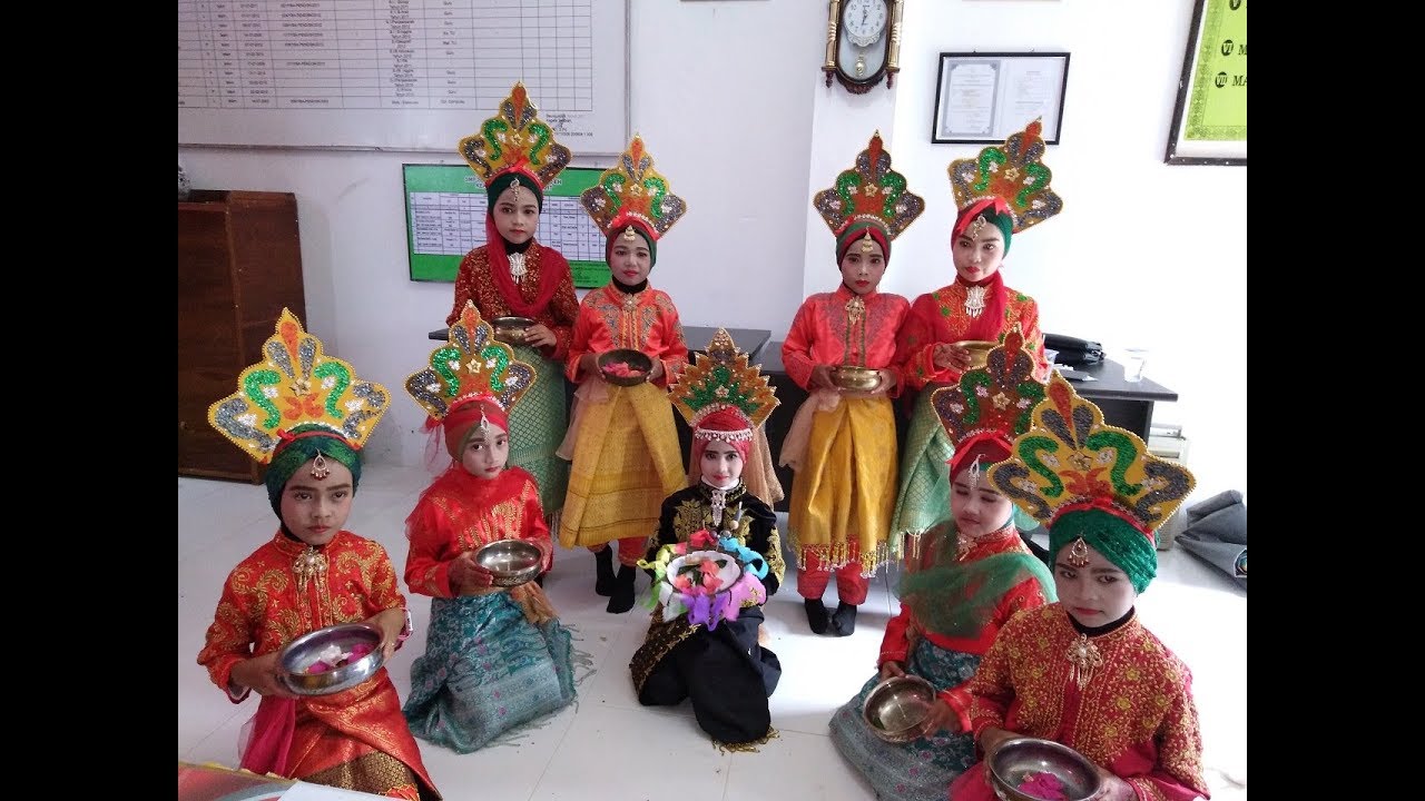 Persembahan Tari Peumulia Jamee (Siswi SDS Islam Mutiara).