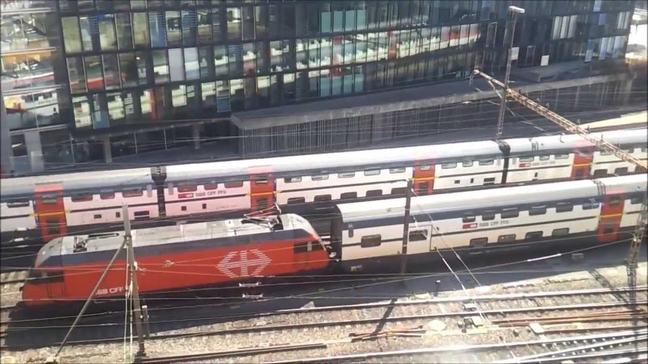 Treni in arrivo e in partenza alla stazione di Berna da una postazione 