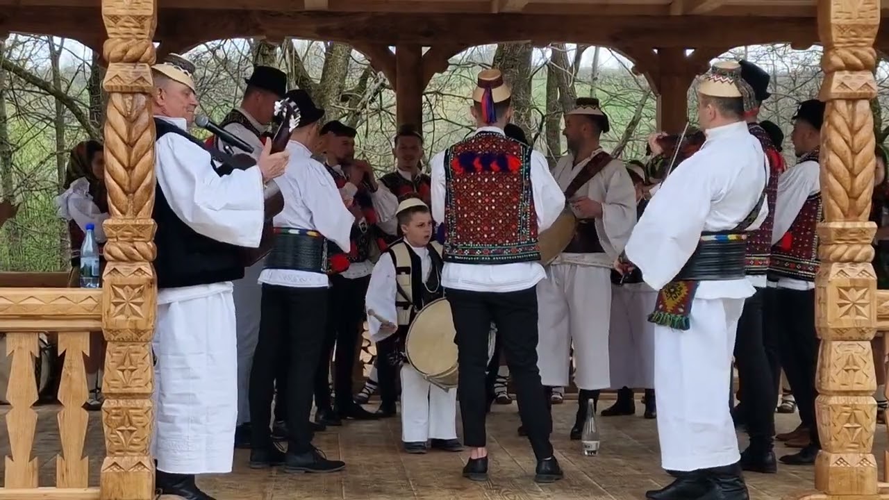 Grupul Iza .' Joc la sopru in satul Sirbi ,Com Budesti
