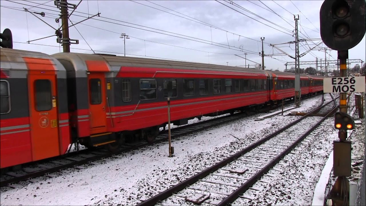 NSB EL 18 2242 i Moss med langt tog
