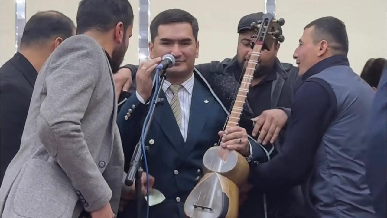 Ботир Рахмонов Мухлислари талаби учун уз ижодидан ижро килди