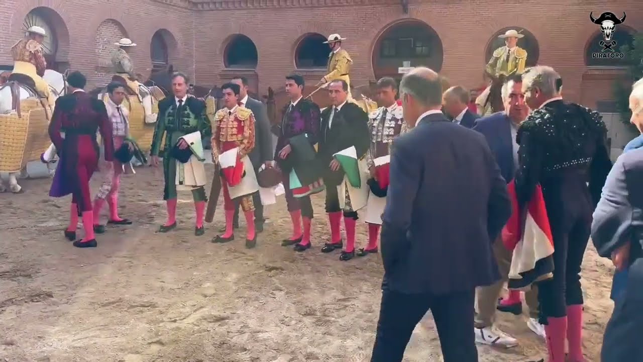 Marco Pérez y la tradicional foto de familia de los toreros antes de una encerrona