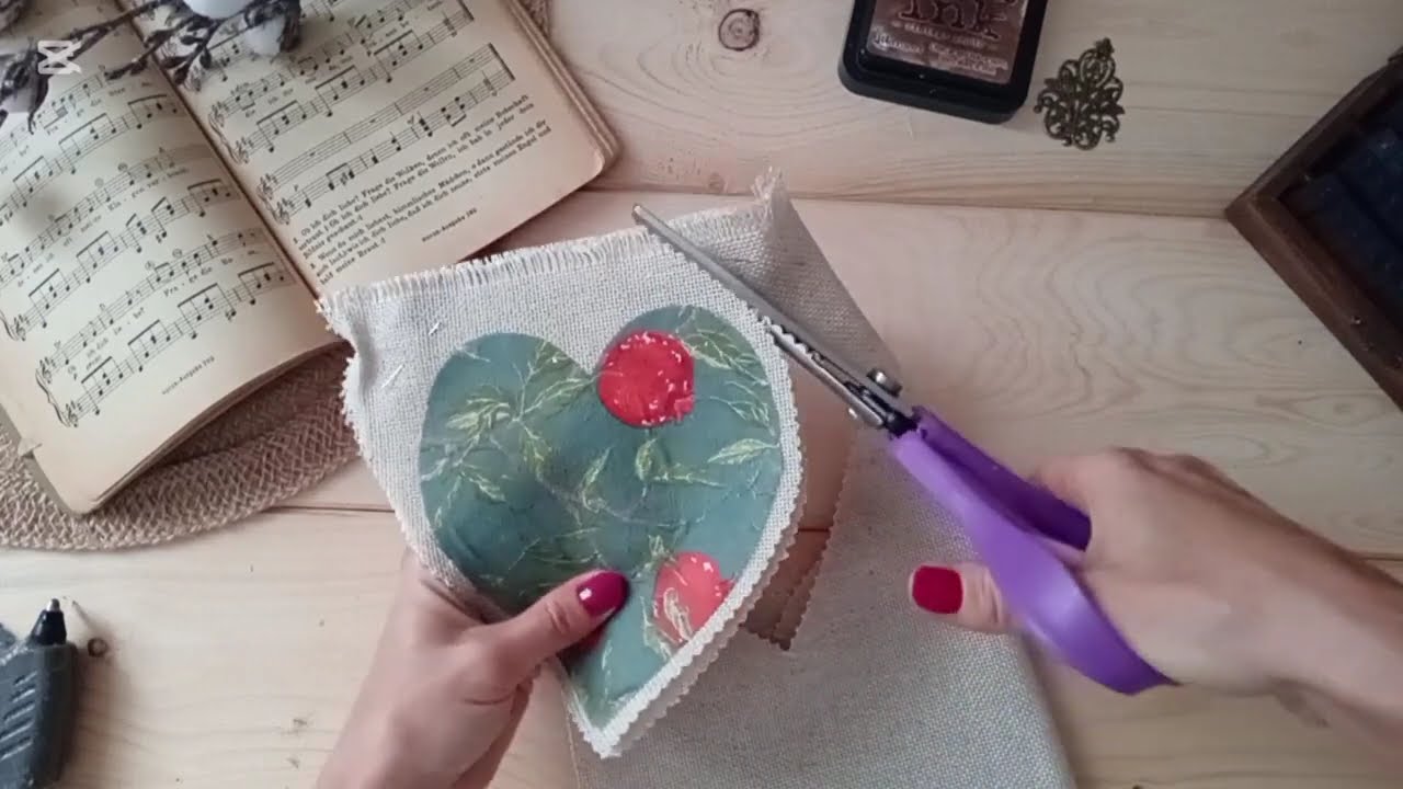 Cuore decorato con stoffa e tovagliolo di carta.Decorazioni fai da te.Idee creative .