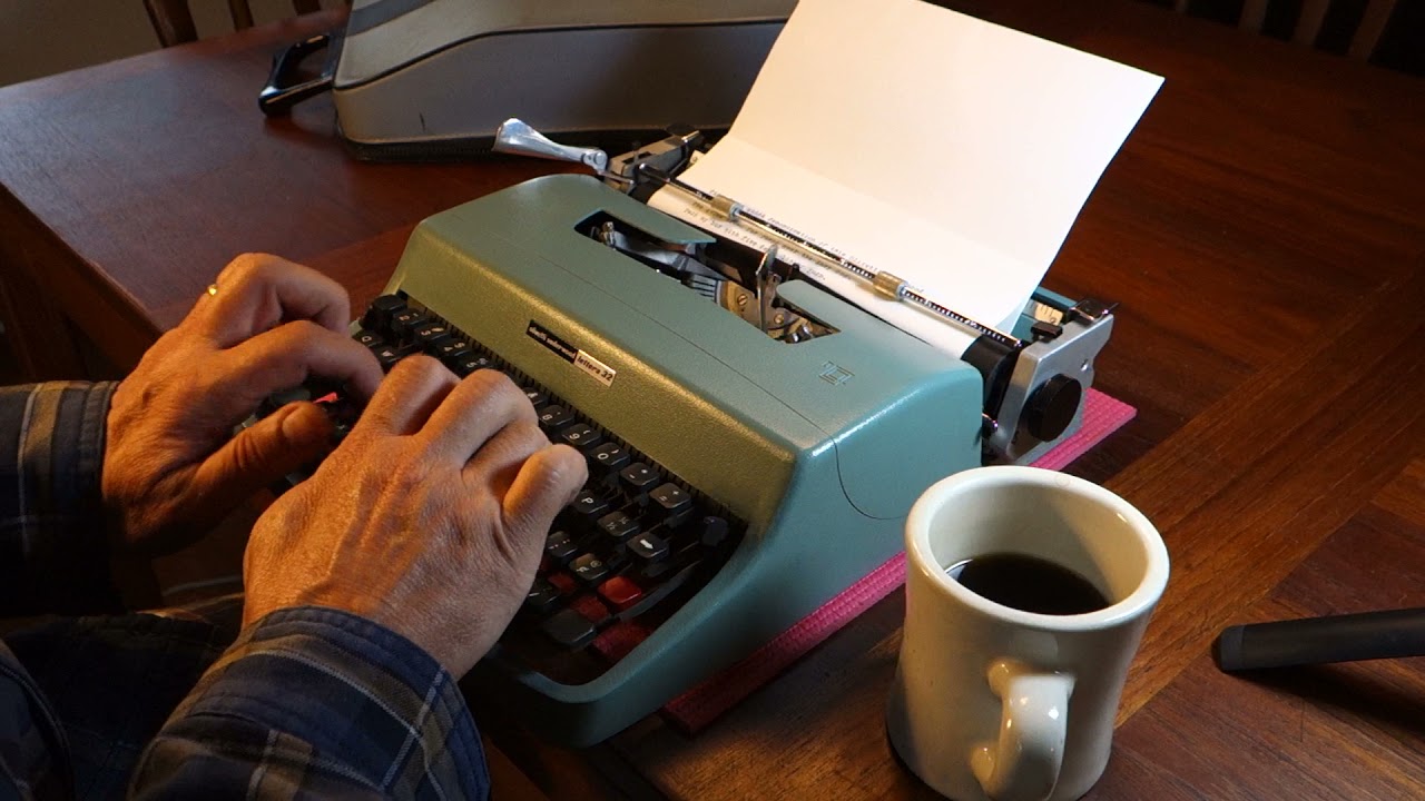 Olivetti Underwood Lettera 32 ultraportable typewriter demo
