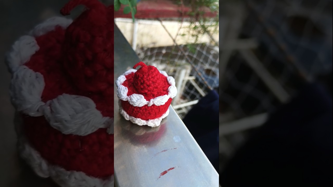 crochet cake keychain 