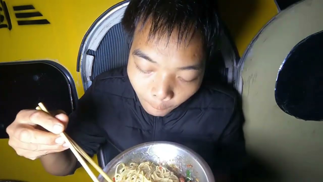 阿程的小房車之旅|下雨天躲在小房車裡避雨睡覺很有安全感，晚飯吃自製野菜拌面真香|荒山老宅露營半夜發現有人丟棄血跡斑斑的包裹很糾結要不要報警？窮游陝西山路太多爬坡太累了，買兩斤豬肉做個爆炒回鍋肉吃真過癮