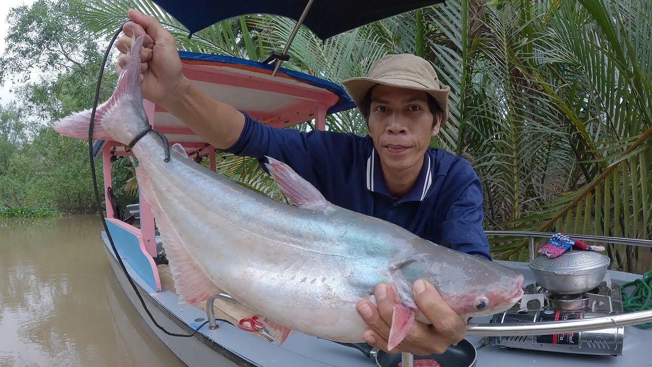 Lucky fishing trip, simple cooking, watching the rain and staying overnight on the boat || kCamping&