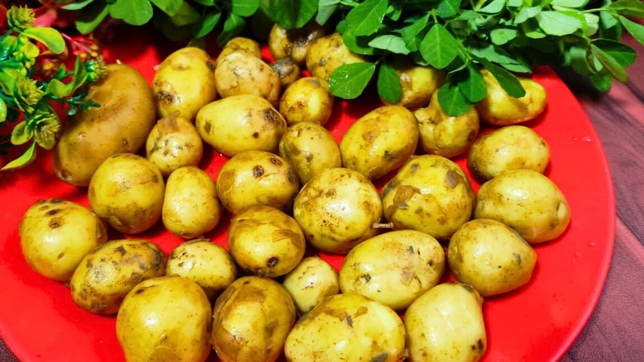 सर्दियों में छोटे-छोटे आलू🥔 देखते ही ये स्वादिष्ट​ नाश्ता बनाने का मन होता है। chote aloo ka nashta