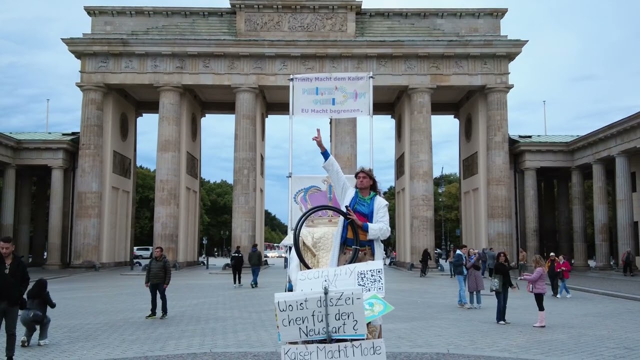 Brandenburg Kapısı'nda protesto düzenleyen adam...