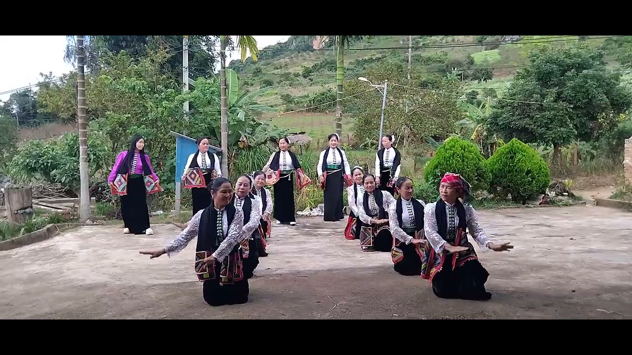 Điệu Xòe Thương Nhau biểu diễn dân tộc Thái CLB  bản vặt xã Mường Sang Mộc Châu Sơn La 
