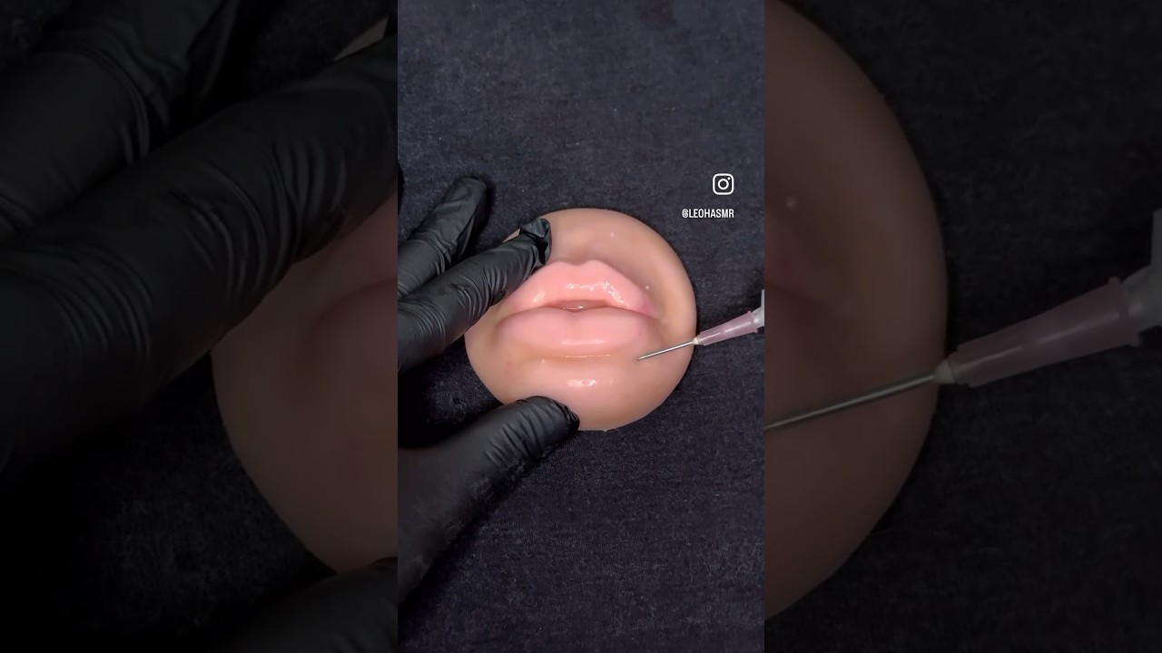 ASMR PREENCHIMENTO LABIAL #asmrmakeup #satisfying #sonsdeboca #emojichallenge #asmrsounds #asmrmake