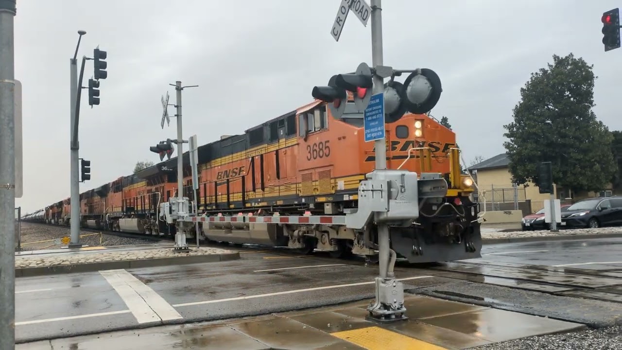 Short Railfanning in the rain on 12/31/25 (ft. 873)