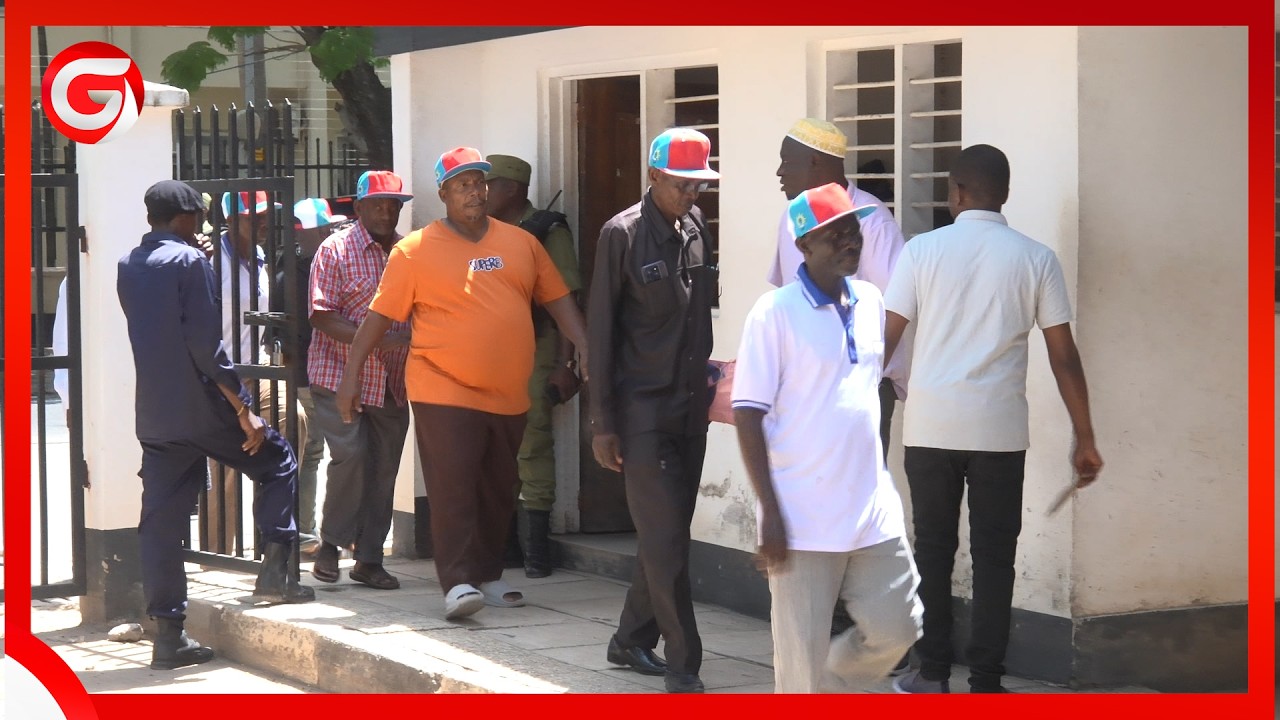 WAFUASI wa CUF WANAOMPINGA LIPUMBA WAANDAMANA OFISI za MSAJILI wa VYAMA vya SIASA - 