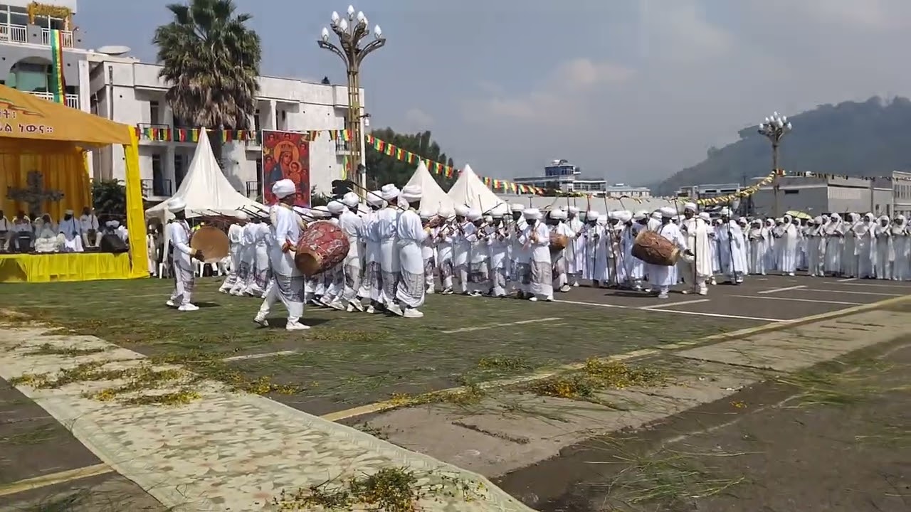 መስቀልን በጎንደር  አድራሾች ሲያስረግጡ በመምህር ፍስሀ ወርቁ መስቀል አብርሃ 