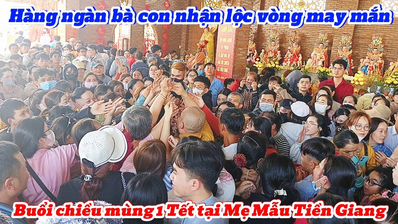 Hàng ngàn bà con nhận lộc vòng may mắn buổi chiều mùng 1 Tết Bính Ngọ tại Mẹ Mẫu Tiền Giang.