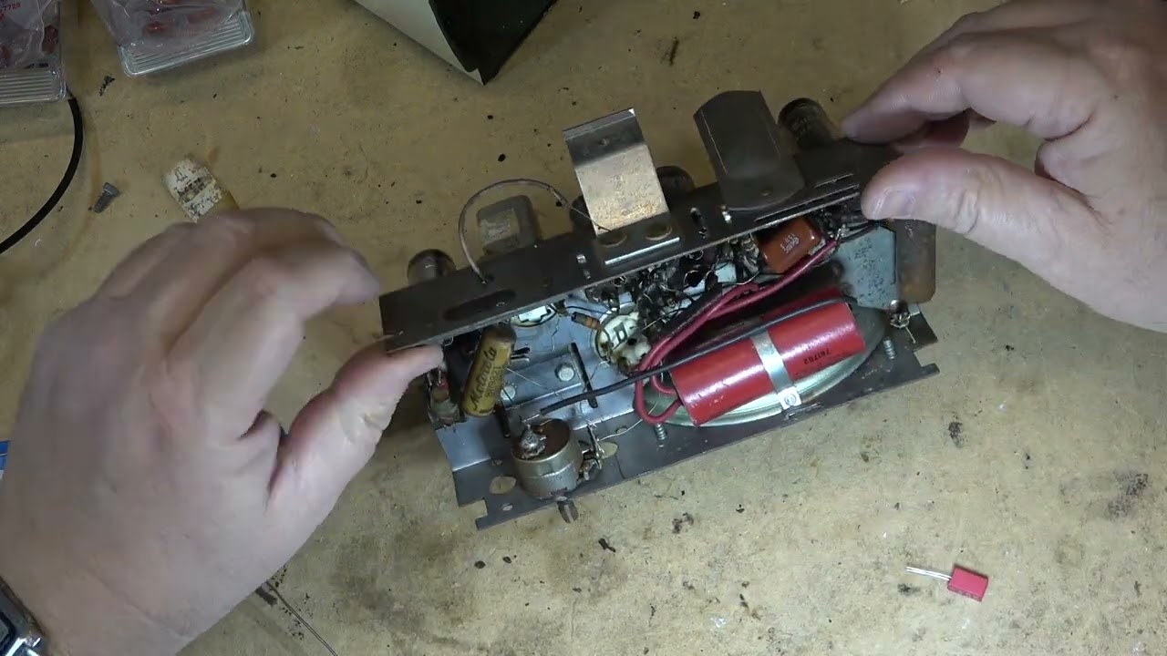 Vintage 1950s Motorola AA5 Tube Radio gets a second lease on life