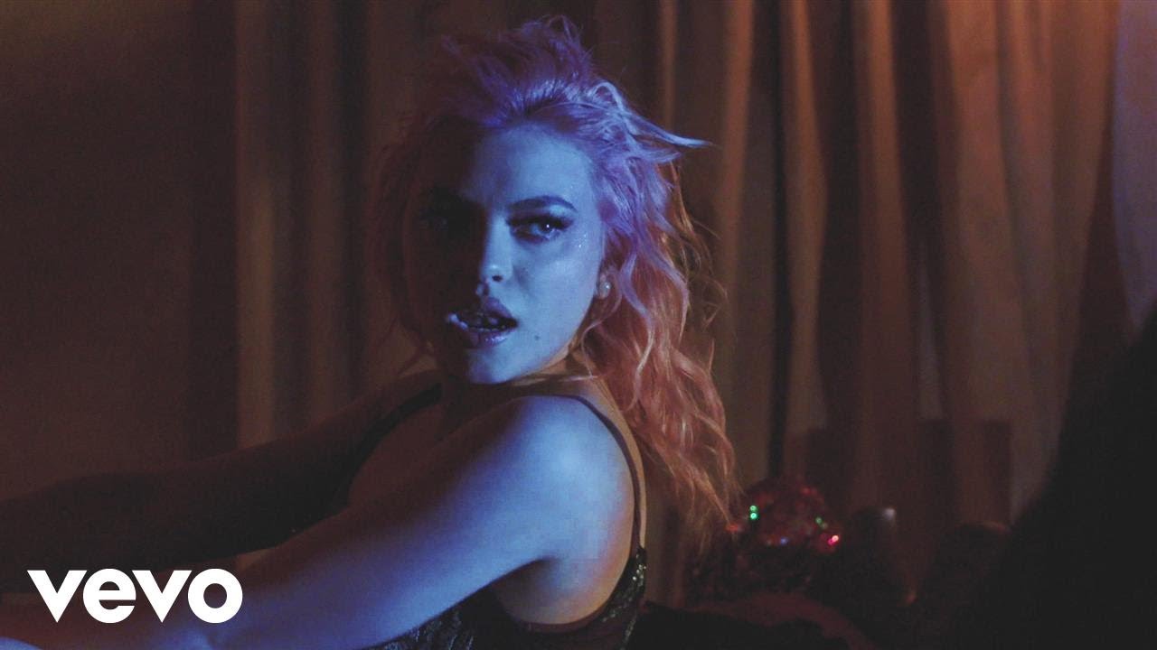 Hey Violet - Hoodie (Behind The Scenes)