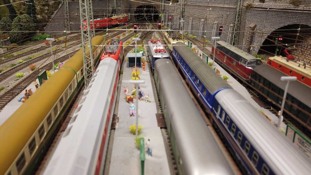 299 Trainspotter liegen an der Bahnhofsausfahrt auf der Lauer