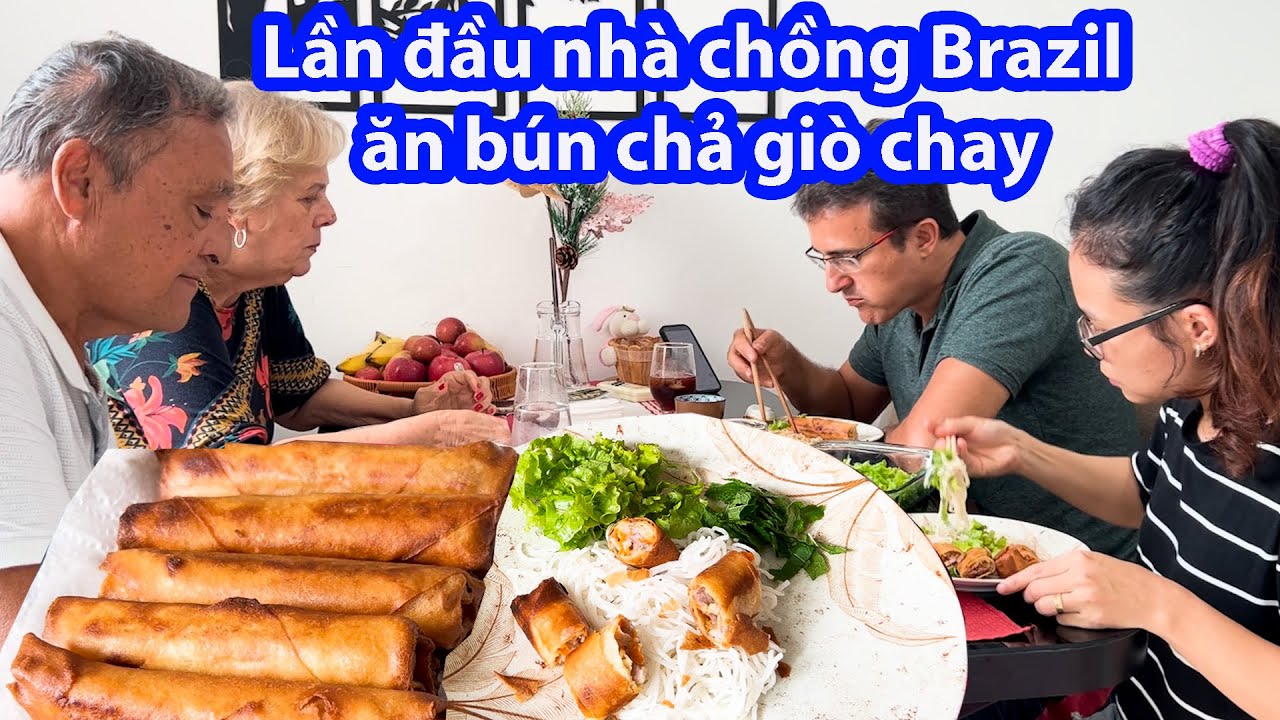 Cô dâu Việt làm bún chả giò chay cho nhà chồng Brazil ăn. Ba mẹ chồng ăn đũa rất giỏi. #228