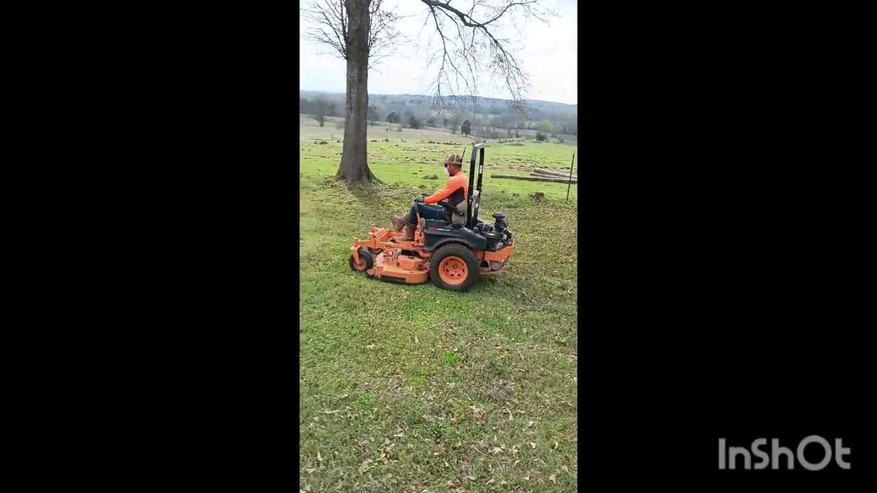 en un ranchito trabajando con la maquina SCAG 
