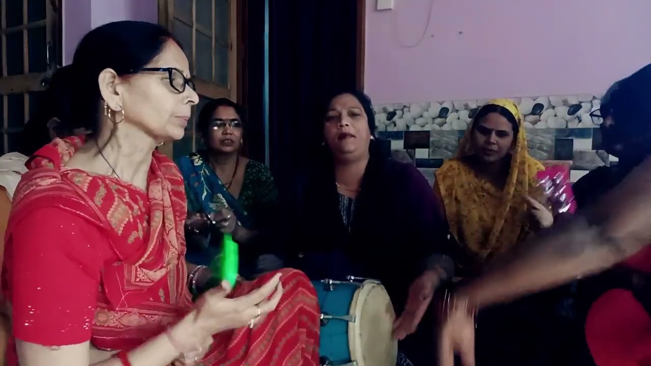 बधाये लिए अंगना लिपाये रखती रे।