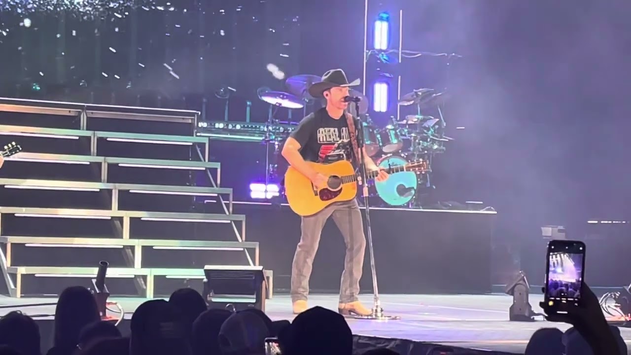 Dustin Lynch - Stars Like Confetti (Live) - Santander Arena, Reading, PA - 11/14/25