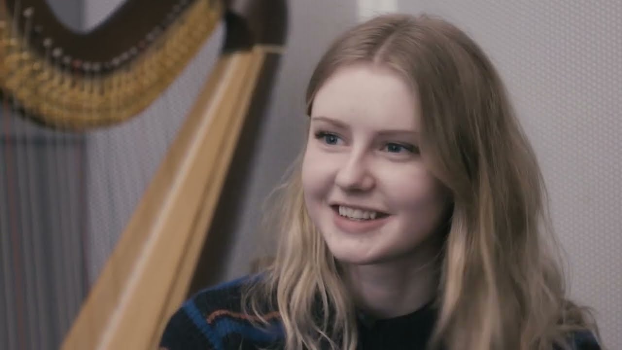 Studer harpe ved Norges musikkhøgskole (synstolket)