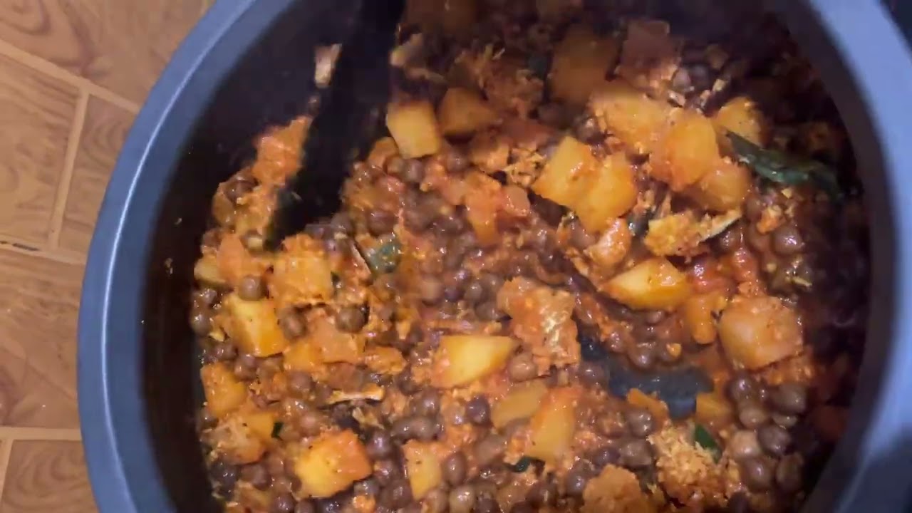 ಕೇರಳ ಪುಟ್ಟು ಕಡ್ಲೆ ಆಲೂಗಡ್ಡೆ 🥔 ಸುಕ್ಕಾ ಚಿಕನ್ 🐔 ಫ್ರೈ 