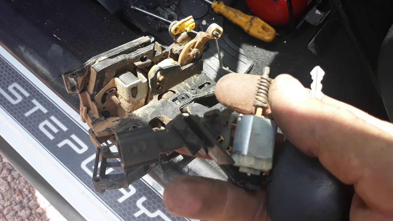 Sandero 2015- manutenção  na fechadura e trava  e trava elétrica.