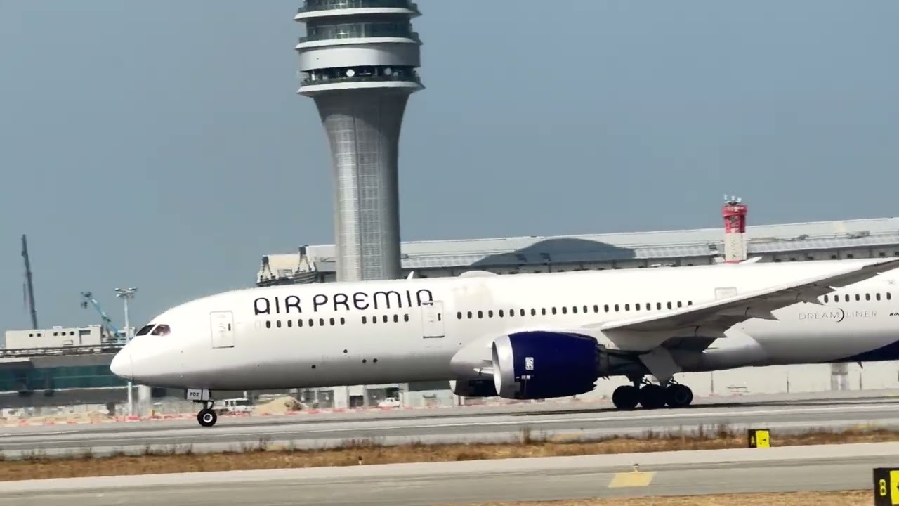 Korean Air Premia Boeing 787 takeoff at Hong Kong International Airport