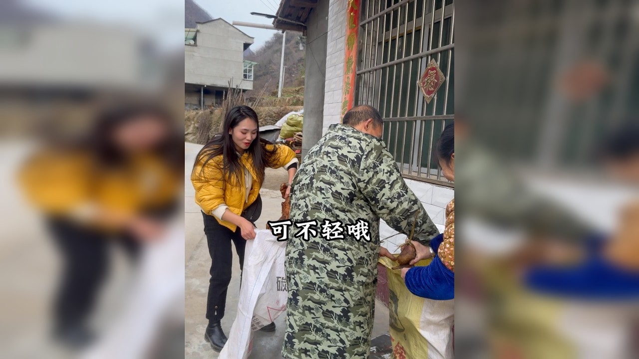 贫富不计较，爱在心头绕。老两口的农村日子，不求锦衣玉食，只求一日三餐有你作伴。春种秋收，冬暖夏凉，把每个平凡瞬间过成温馨，把彼此的手牵成习惯。日子简单，感恩常在。