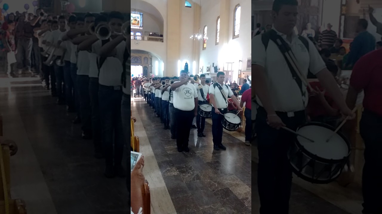 Banda de guerra tocando para la virgen de Guadalupe.