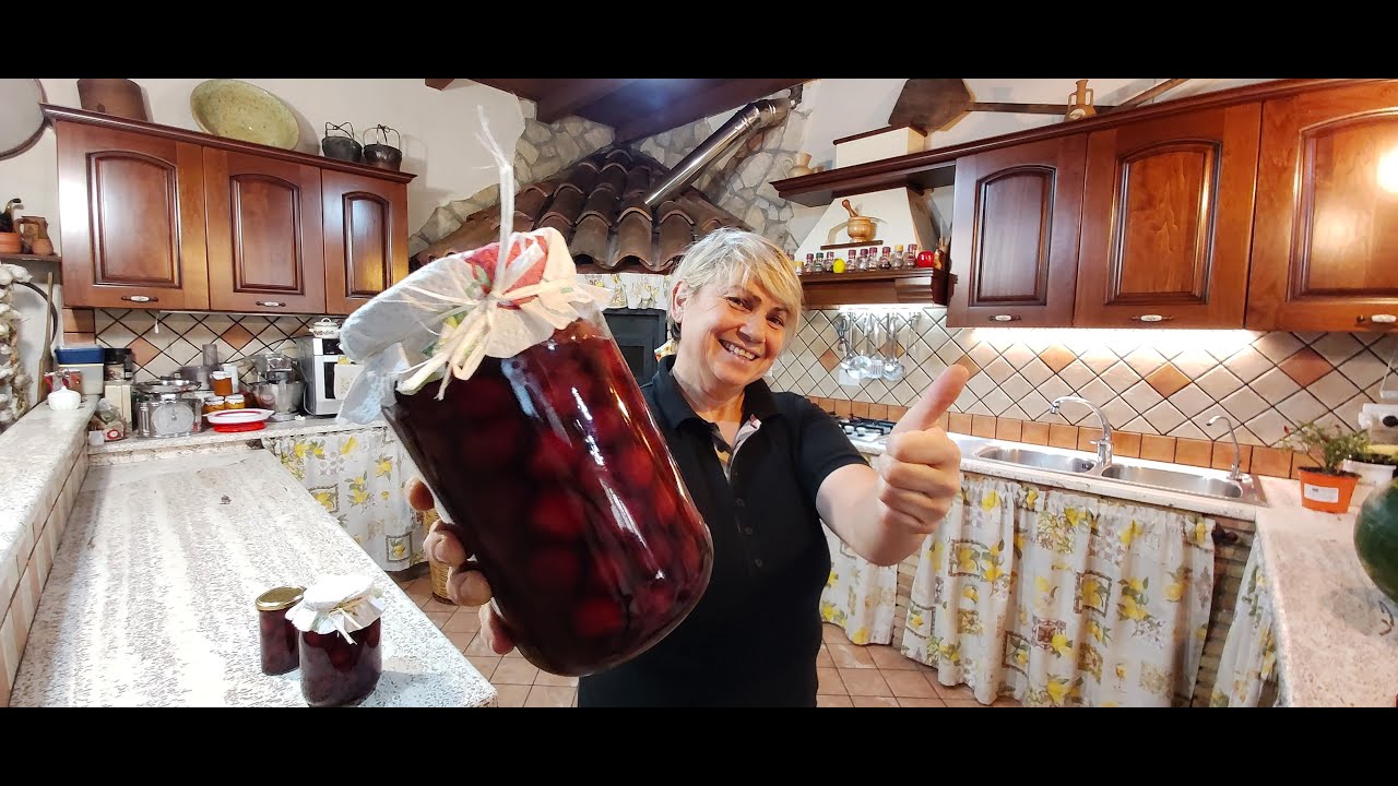 Ciliegie sciroppate con e senza noccioli alla portata di tutti fatti in casa.🍒@intavernaconlucia