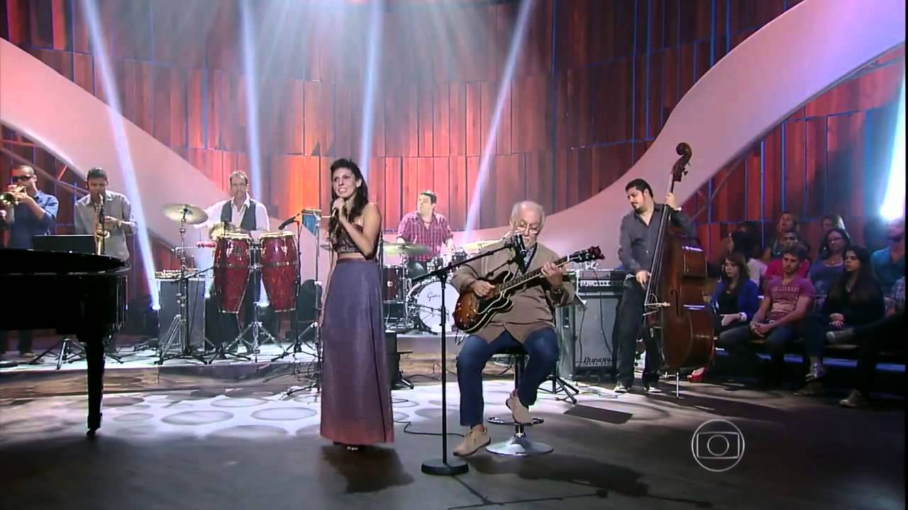 Daíra canta 