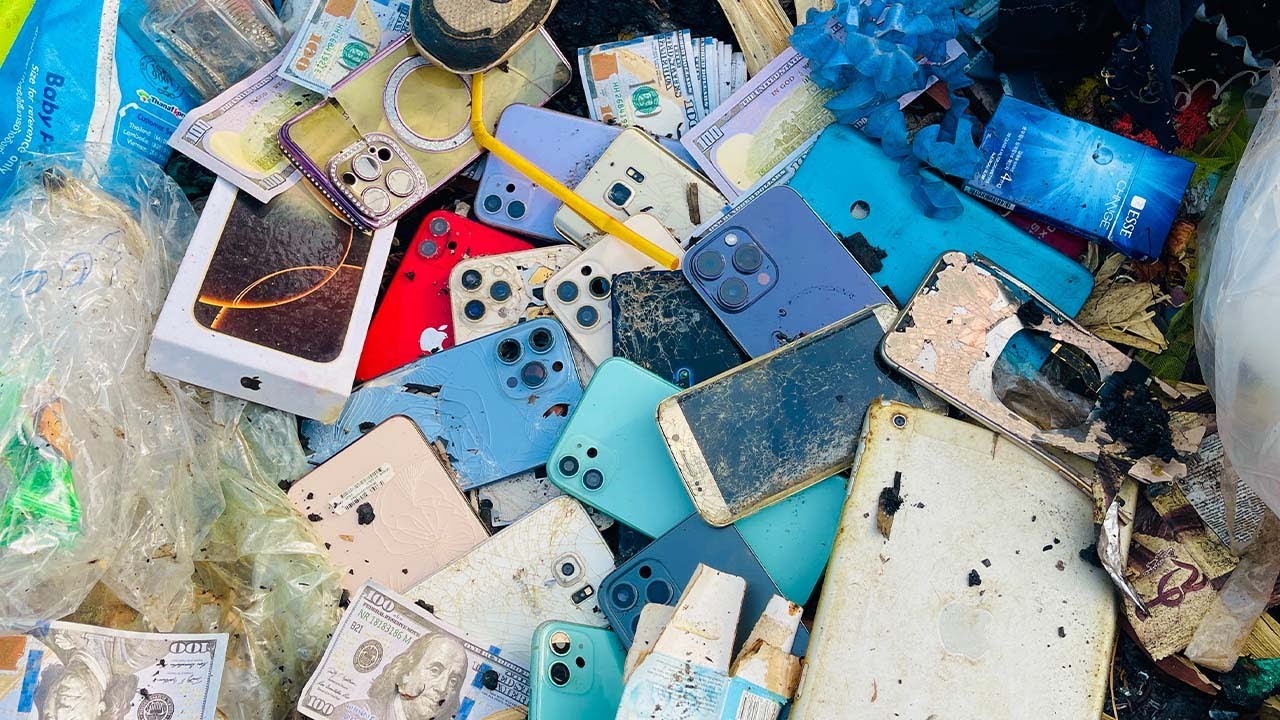 🤭Great🥰! Found Many iphone Broken ipad Samsung Old vivo    & Money, How to Restore iphone 12 Crack