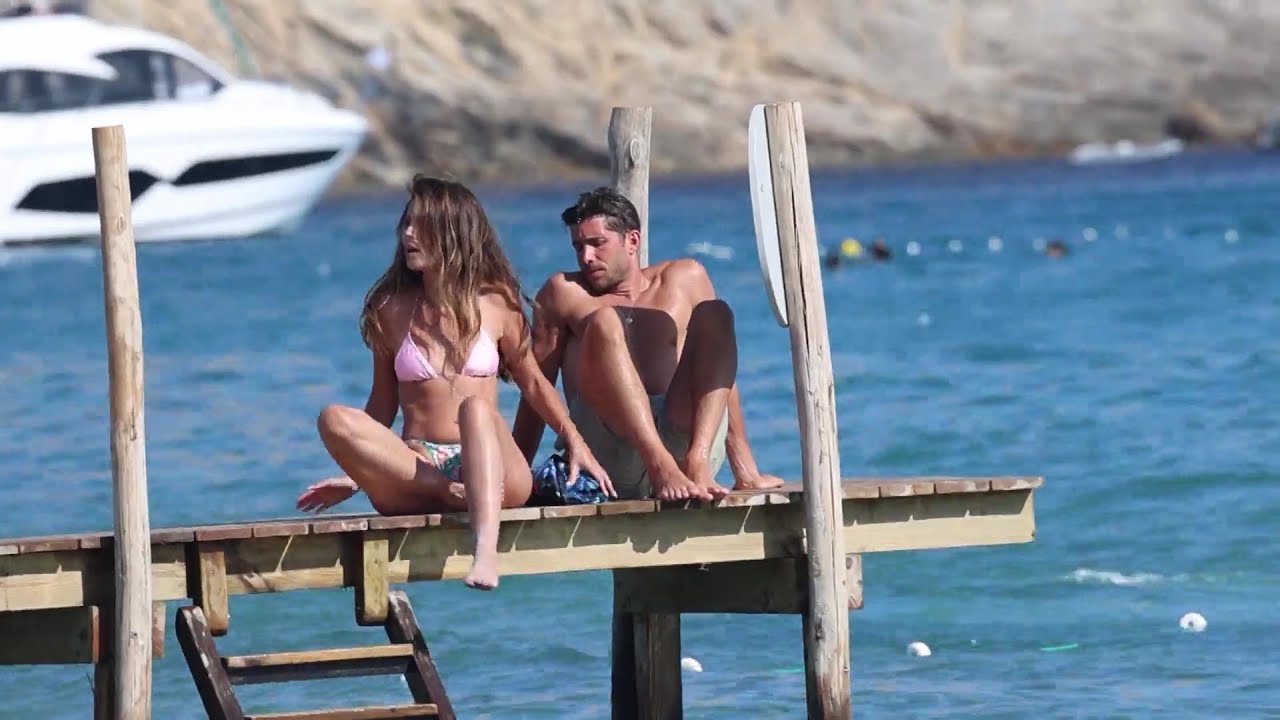Sergi Roberto y Coral Simanovich dan rienda suelta a su amor en las playas de Ibiza
