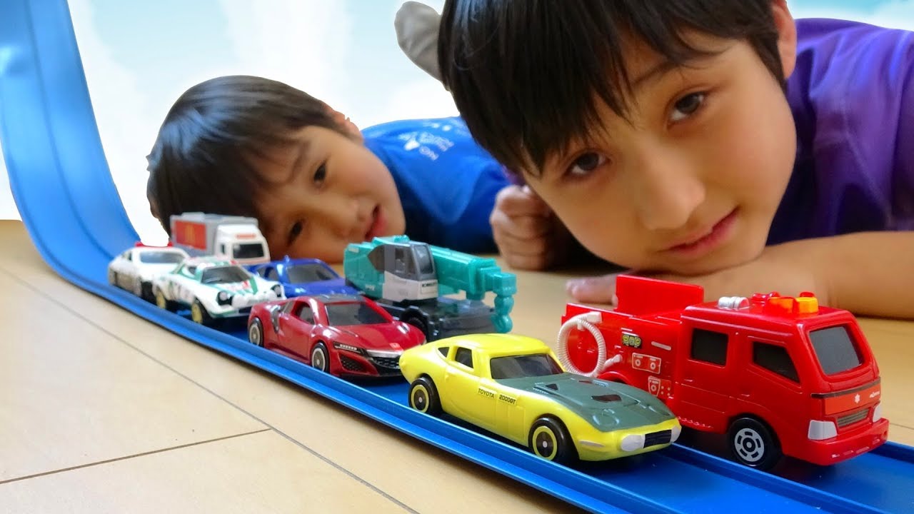 どれがはやい？ ハッピーセット トミカ 全8種類でレース はたらくくるまvs.スポーツカー【かとちゃん】