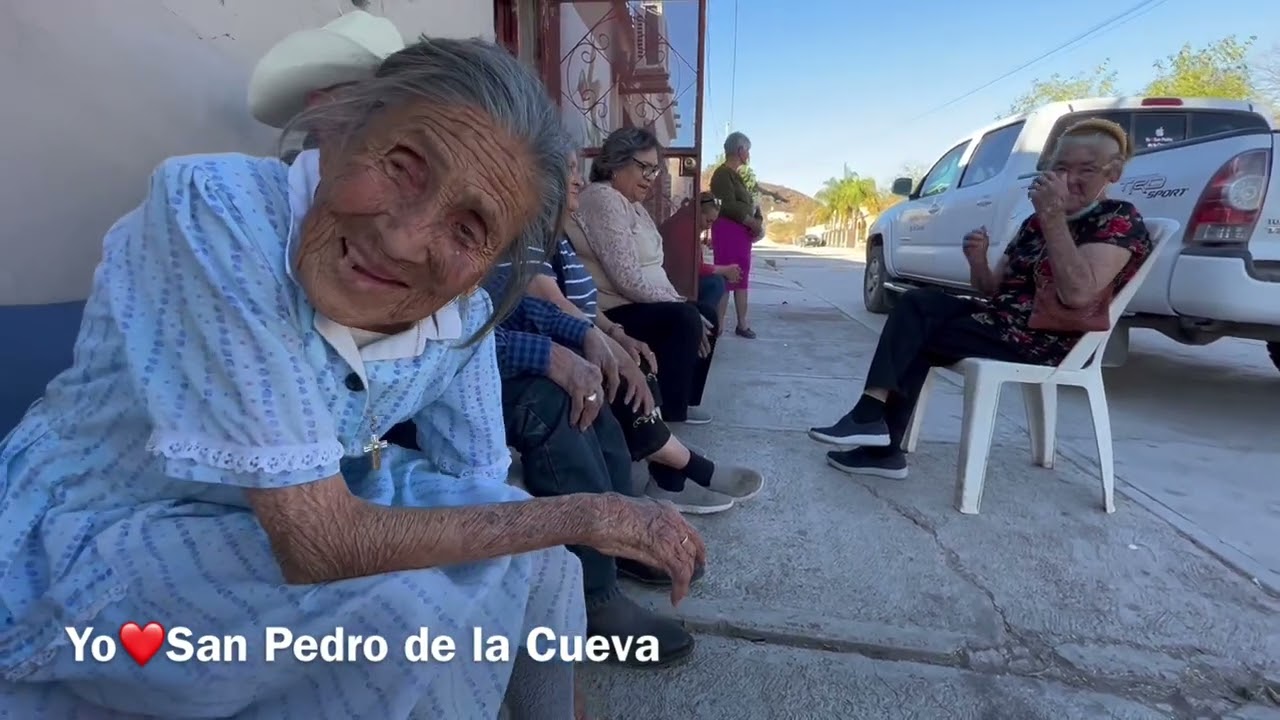 Do&ntilde;a Coyo sentada en su banqueta en la calle recibe apoyo econ&oacute;mico de Hermosillo