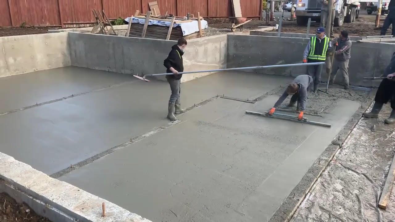 230221 Строительство дома в Канаде. Заливка бетоном пола цокольного этажа