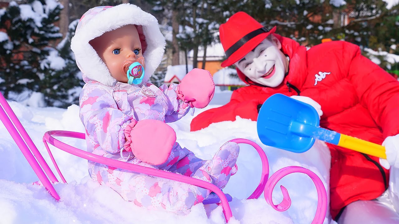 Видео игры как мама. БЕБИ БОН на прогулке! Ищем Замок в снегу! - Baby born в видео куклы для девочек