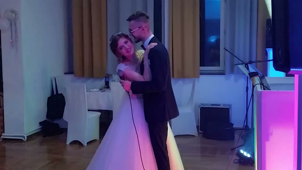 Wesele Młody Śpiewa Młodej Piosenkę na Własnym Weselu