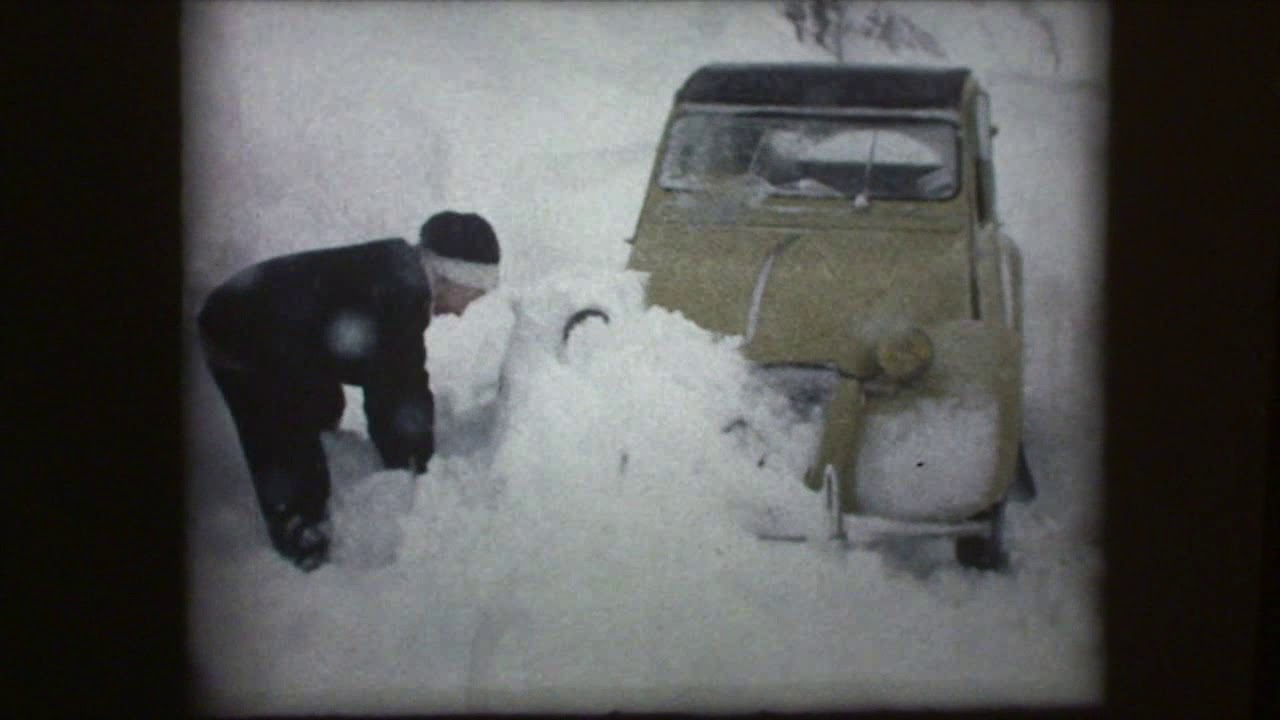 1963 montée à Val d'Isère sous la neige