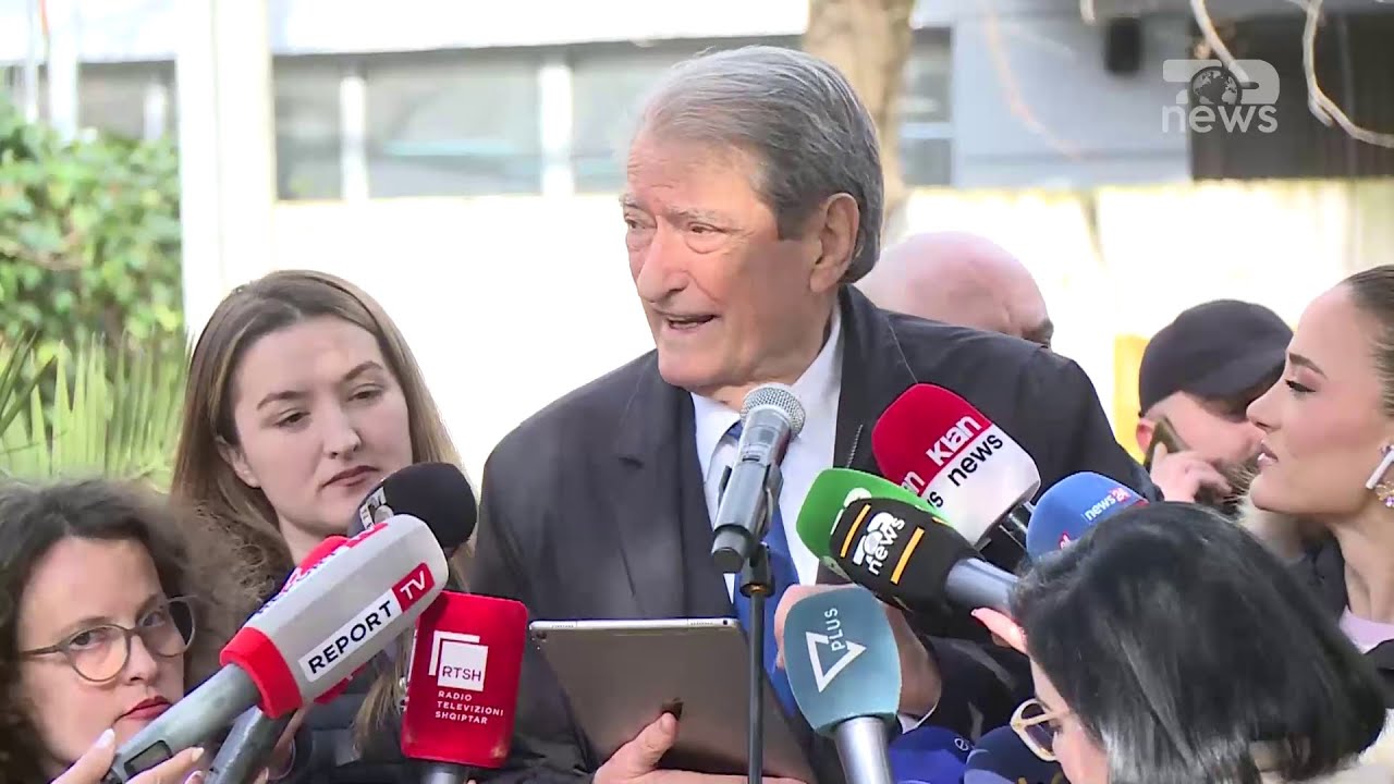 Berisha 'i përvishet' gazetares para Spak/ Pse u nervozua kreu i PD? Video e plotë | Breaking